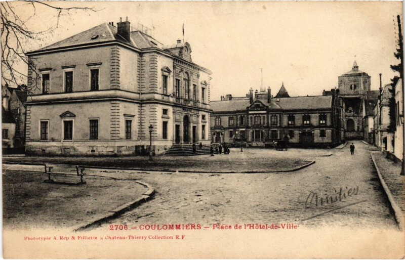 Carte postale ancienne Coulommiers Place de l'Hotel de Ville France à Coulommiers