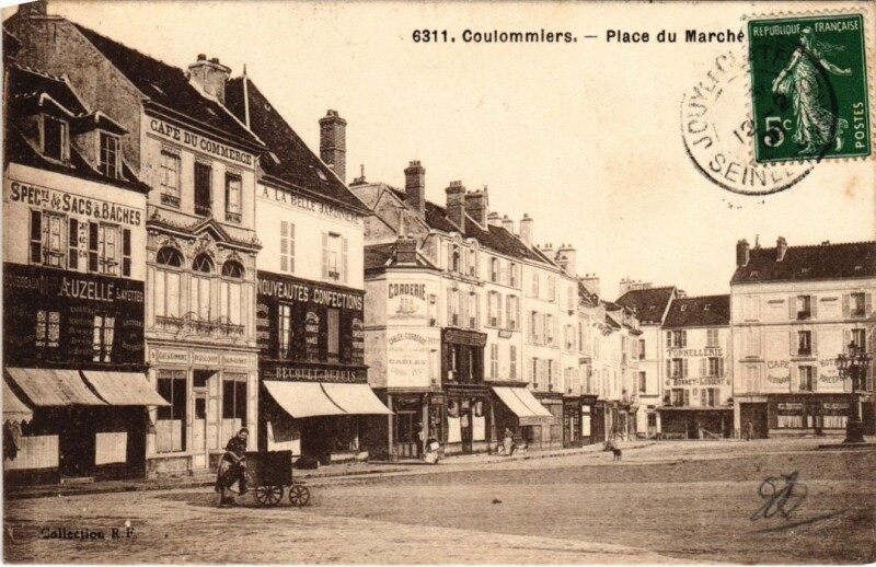 Carte postale ancienne Coulommiers Place du Marche France à Coulommiers