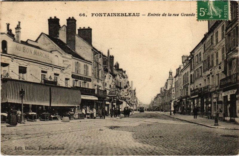 Carte postale ancienne Fontainebleau Entree de la rue Grande France à Fontainebleau