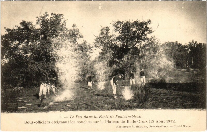 Carte postale ancienne Fontainebleau Sous-officiers eteignant les souches France à Fontainebleau