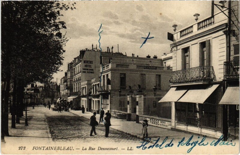 Carte postale ancienne Fontainebleau La Rue Dennecourt France à Fontainebleau
