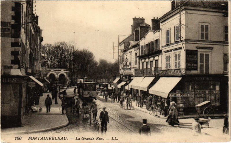 Carte postale ancienne Fontainebleau La Grande Rue France à Fontainebleau