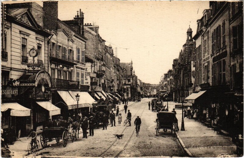Carte postale ancienne Fontainebleau La Grande Rue France à Fontainebleau