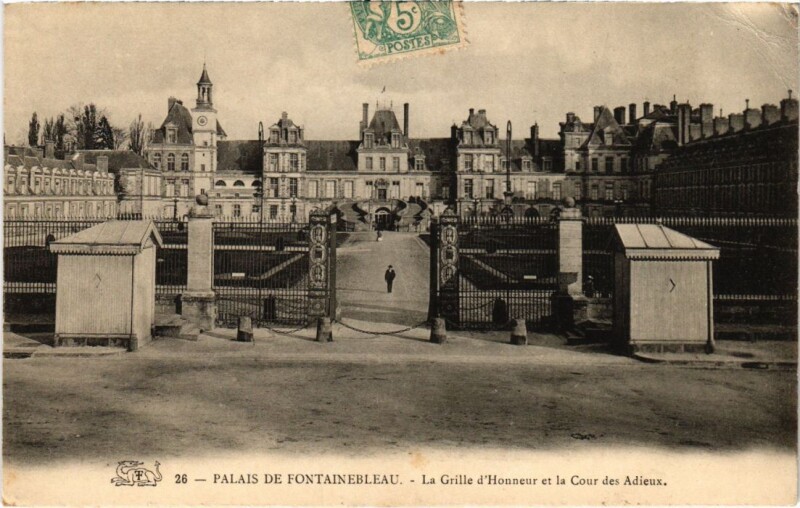 Carte postale ancienne Fontainebleau La Grille d'Honneur et la Cour des Adieux France à Fontainebleau