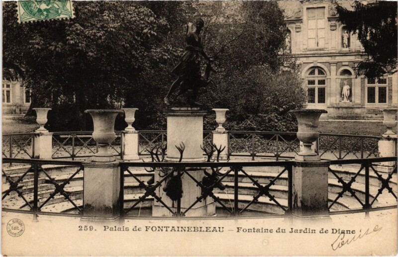 Carte postale ancienne Fontainebleau Fontaine du Jardin de Diane France à Fontainebleau