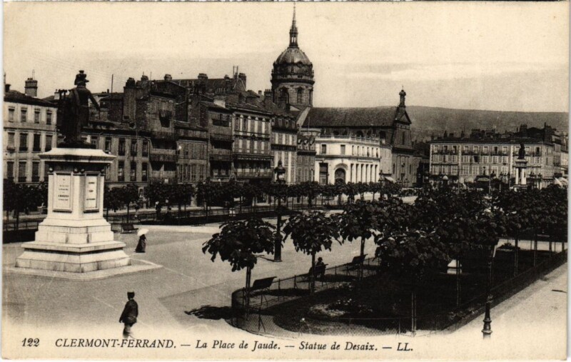 Carte postale ancienne Clermont-Ferrand La Place de Jaude France à Clermont-Ferrand