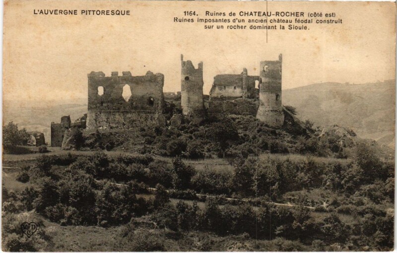 Carte postale ancienne Auvergne Ruines de Chateau Rocher France