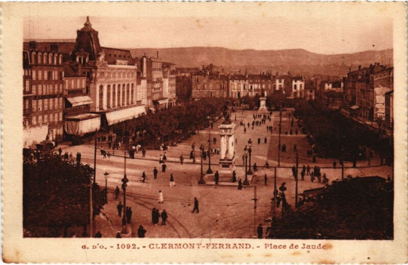 Carte postale ancienne Clermont-Ferrand Place de Jaude France à Clermont-Ferrand