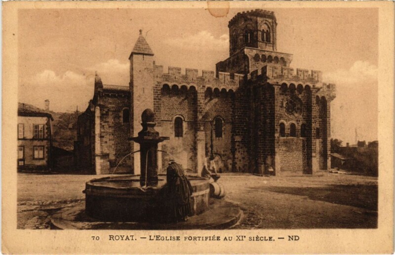 Carte postale ancienne Royat L'Eglise Fortifiee au XIe siegle France à Royat