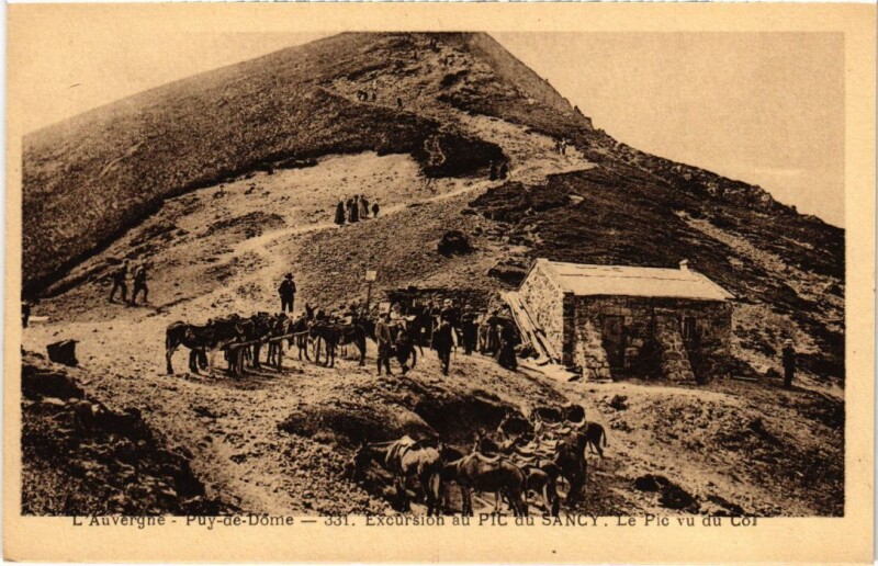 Carte postale ancienne Excursion au Pic du Sancy - Le Pic vu du Col à Chambon-sur-Lac