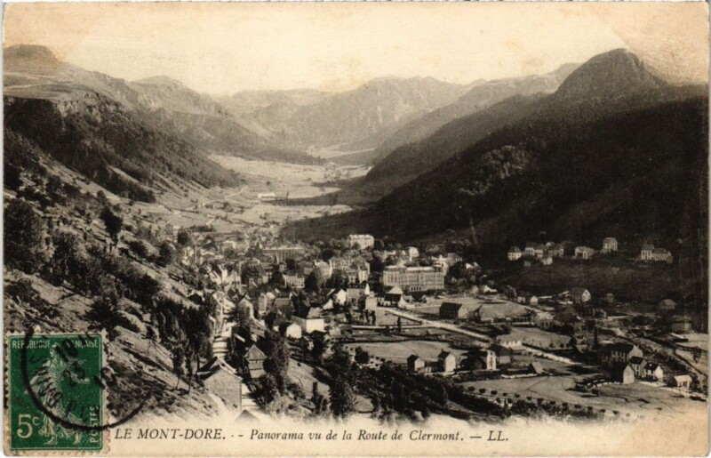 Carte postale ancienne Le Mont Dore Panorama vu de la Route de Clermont France à Mont-Dore