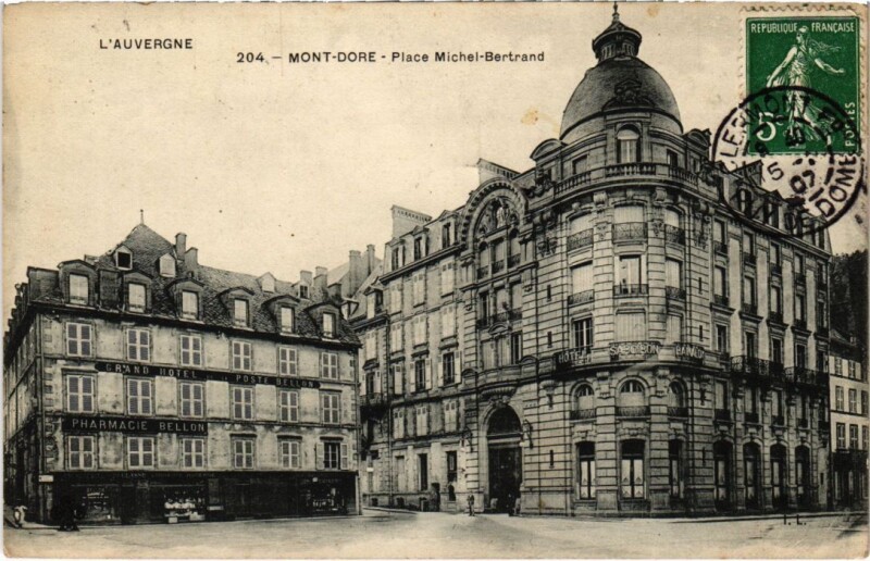 Carte postale ancienne Mont-Dore Place Michel-Bertrand France à Mont-Dore