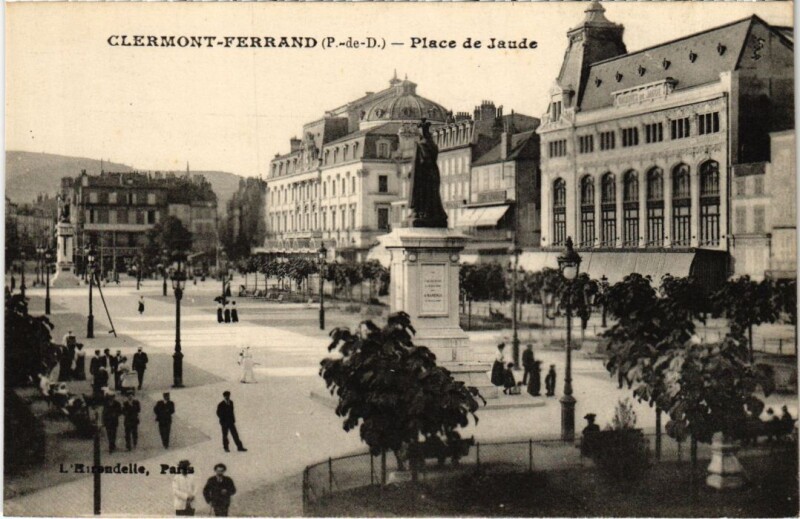Carte postale ancienne Clermont-Ferrand Place de Jaude France à Clermont-Ferrand