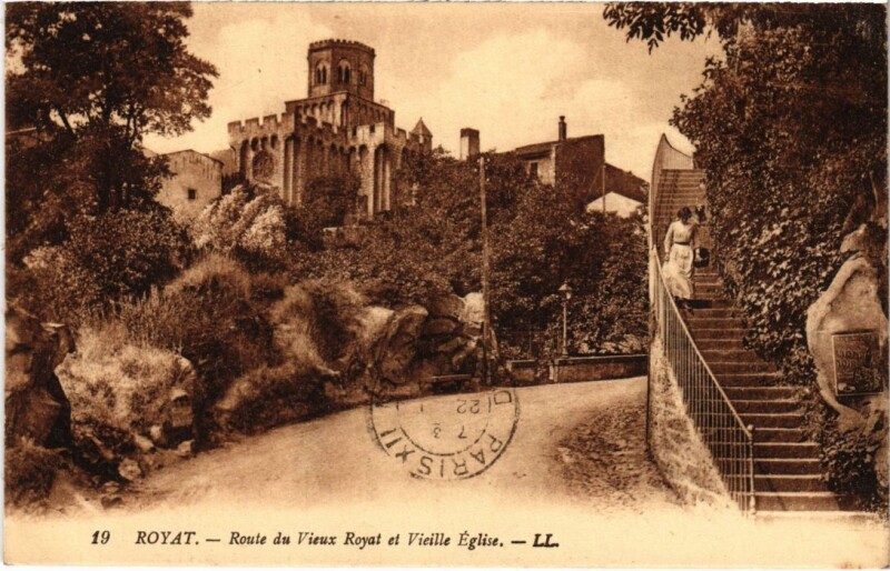 Carte postale ancienne Royat Route du Vieux Royat et Vieille Eglise France à Royat