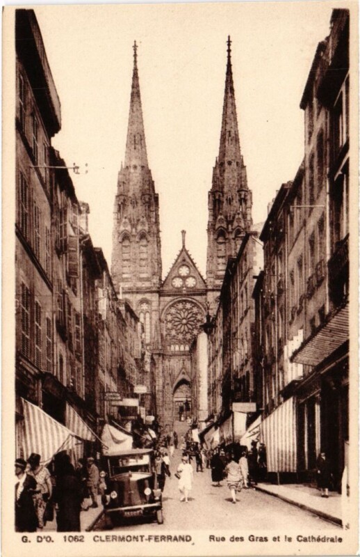 Carte postale ancienne Clermont-Ferrand Rue des Gras et le Cathedrale France à Clermont-Ferrand