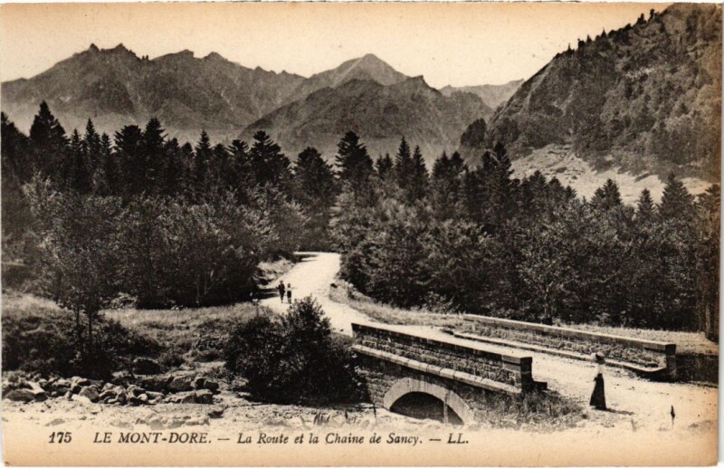 Carte postale ancienne Le Mont Dore La Route et la Chaine de Sancy France à Mont-Dore