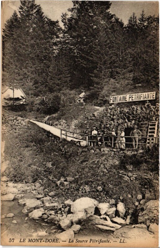 Carte postale ancienne Le Mont Dore La Source Petrifiante France à Mont-Dore
