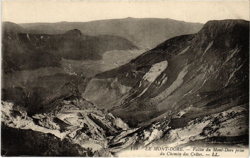 Carte postale ancienne Le Mont Dore Vallee prise du Chemin des Cretes France à Mont-Dore