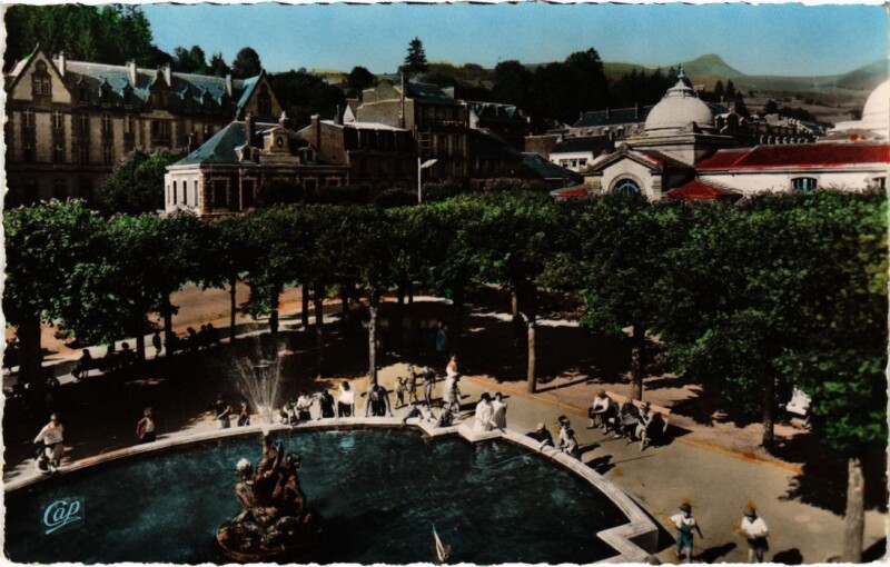 Carte postale ancienne La Bourboule Place du Jet-d'Eau France à La Bourboule