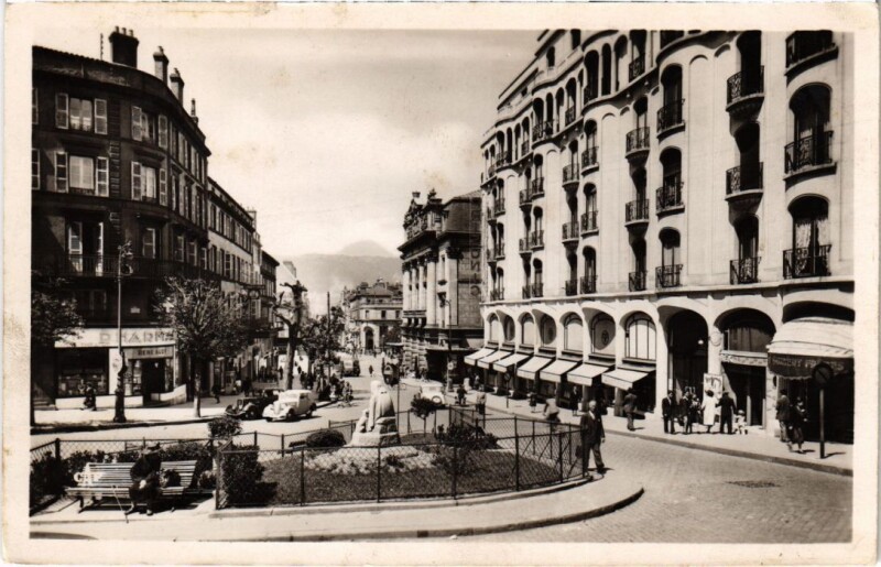 Carte postale ancienne Clermont-Ferrand Boulevard Desaix vers le Puy-de-Dome France à Clermont-Ferrand