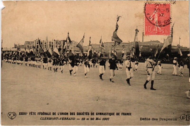 Carte postale ancienne Clermont-Ferrand Defile des Drapeaux France à Clermont-Ferrand