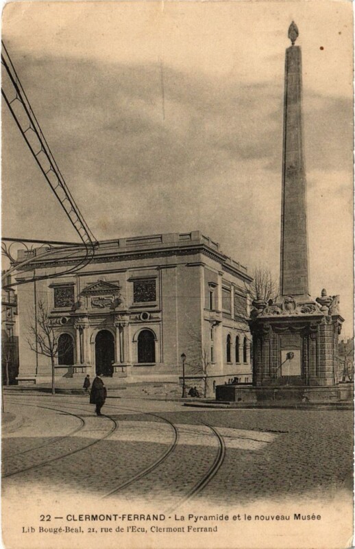 Carte postale ancienne Clermont-Ferrand La Pyramide et le nouveau Musee France à Clermont-Ferrand