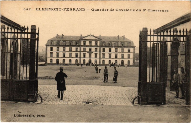 Carte postale ancienne Clermont-Ferrand Quartier de Cavalerie du 3e Chasseurs France à Clermont-Ferrand