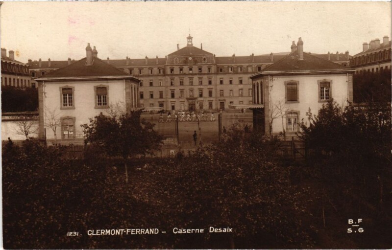 Carte postale ancienne Clermont-Ferrand Caserne Desaix France à Clermont-Ferrand
