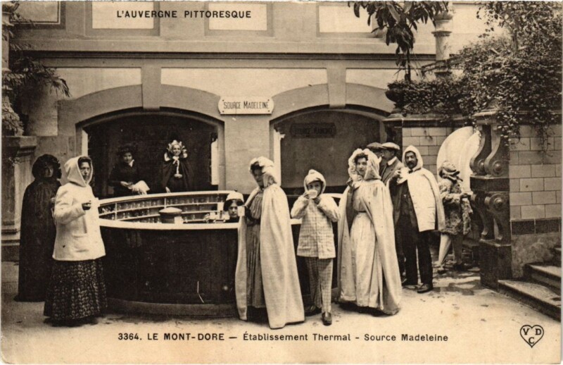 Carte postale ancienne Le Mont Dore Etablissement Thermal, Source Madeleine France à Mont-Dore
