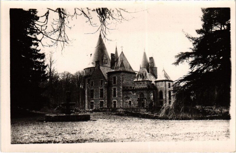 Carte postale ancienne St.Ours les Roches Le Chateau des Roches France