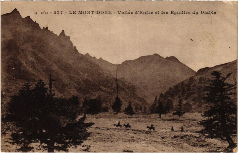 Carte postale ancienne Le Mont Dore Vallee d'Enfer et les Eguilles u Diable France à Mont-Dore