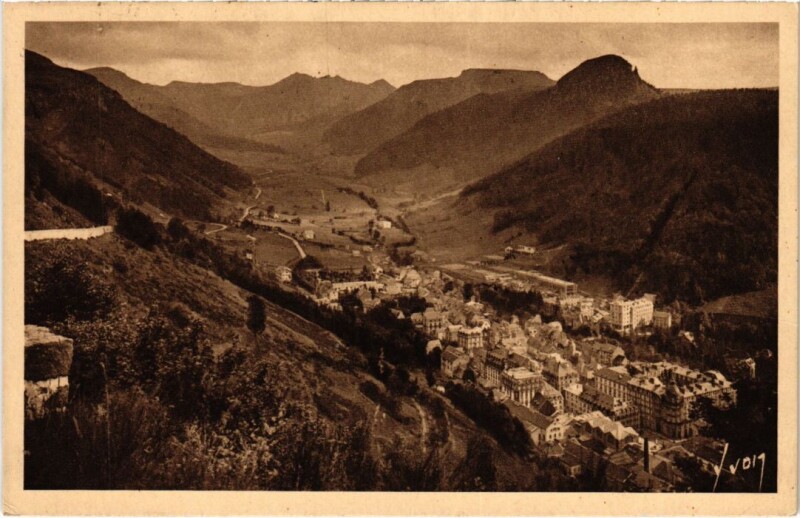 Carte postale ancienne Le Mont Dore La Ville et la Vallee de la Dordogne France à Mont-Dore