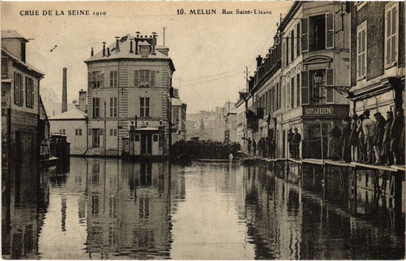 Carte postale ancienne Melun Rue Saint-Liesne France à Melun