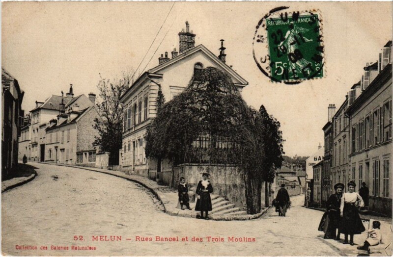Carte postale ancienne Melun Rues Bancel et des Trois Moulins France à Melun