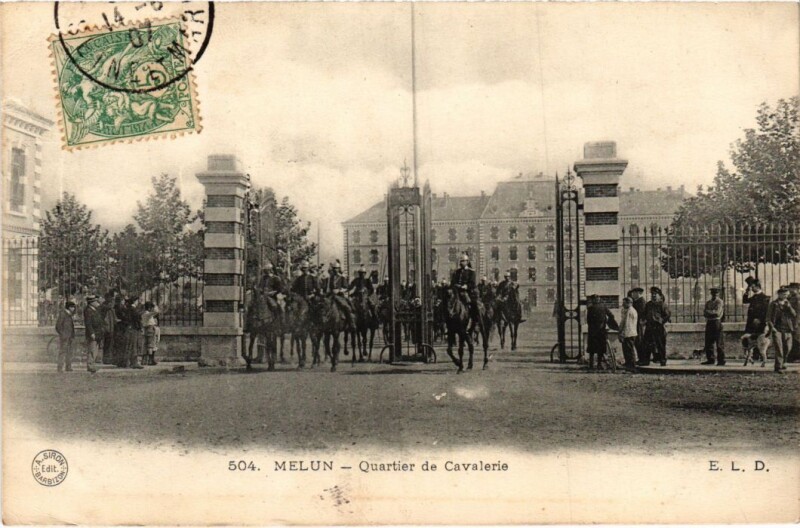 Carte postale ancienne Melun Quartier de Cavalerie France à Melun