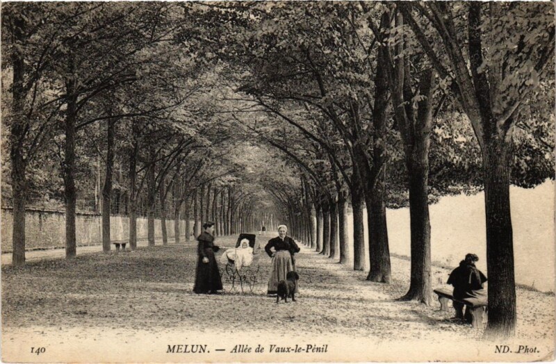 Carte postale ancienne Melun Allee de Vaux le Penil France à Melun