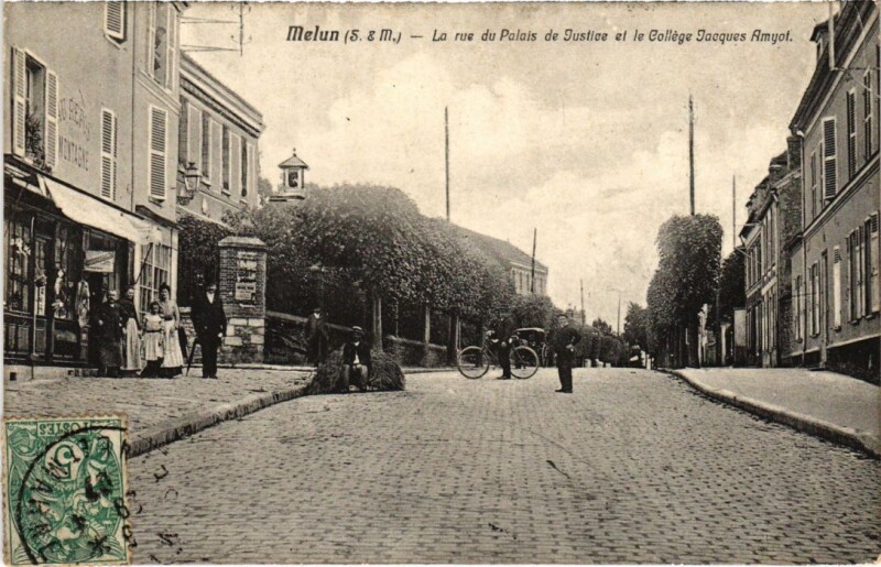 Carte postale ancienne Melun La rue du Palais de Justice France à Melun