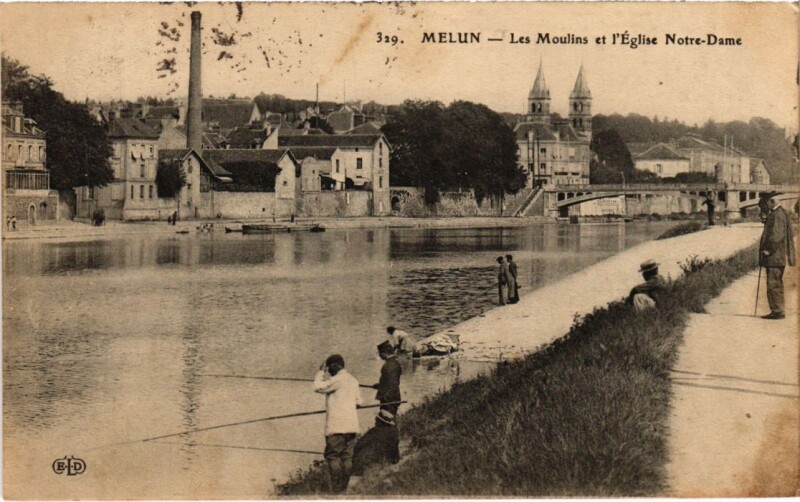 Carte postale ancienne Melun Les Moulins et l'Eglise Notre-Dame France à Melun