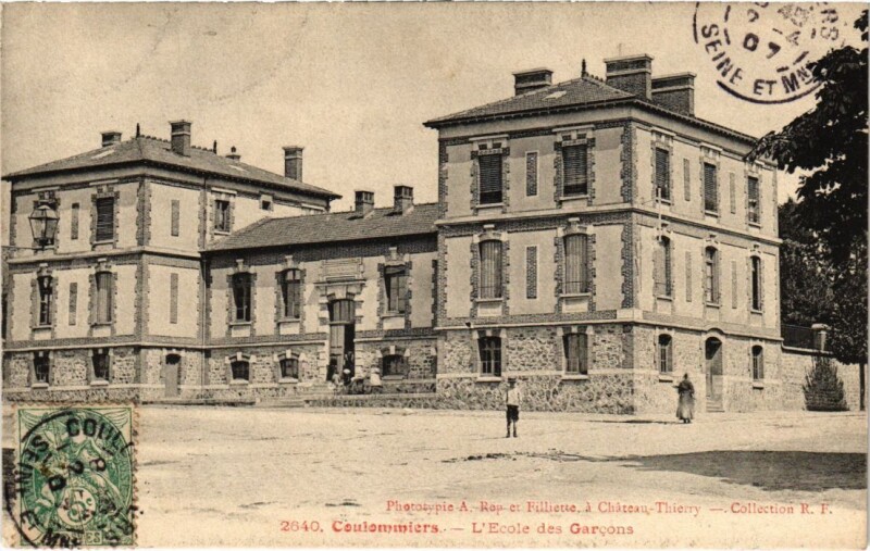 Carte postale ancienne Coulommiers L'Ecole des Garcons France à Coulommiers