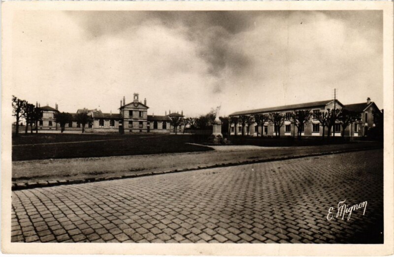 Carte postale ancienne Fontenay-Tresigny Salle des Fetes, dispensaire et Ecoles France