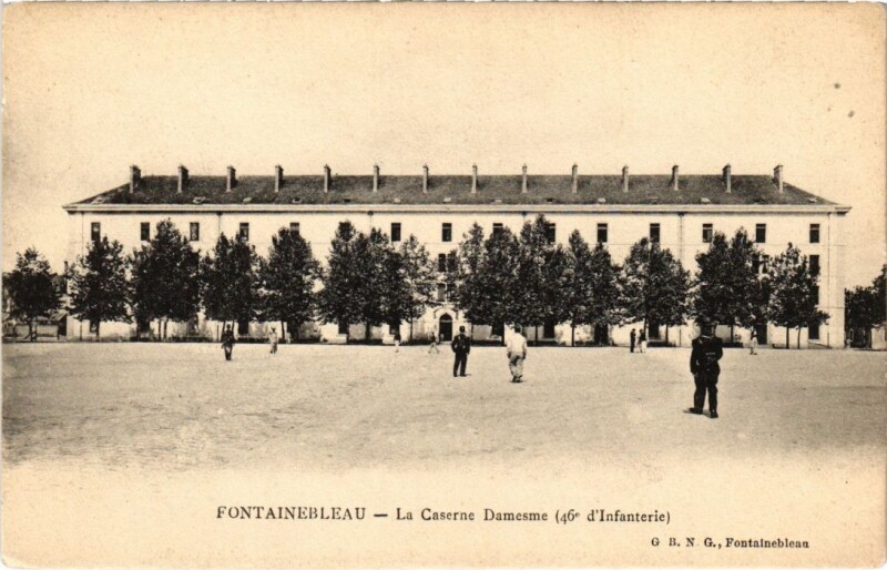 Carte postale ancienne Fontainebleau La Caserne Damesme France à Fontainebleau