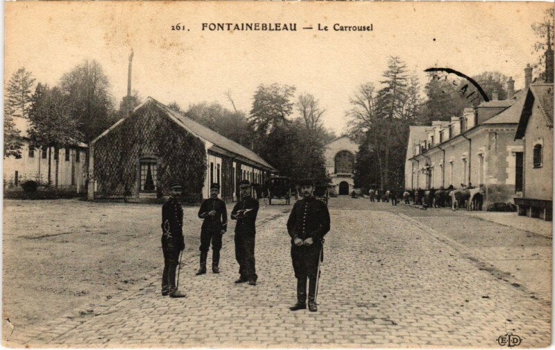 Carte postale ancienne Fontainebleau Le Carrousel France à Fontainebleau