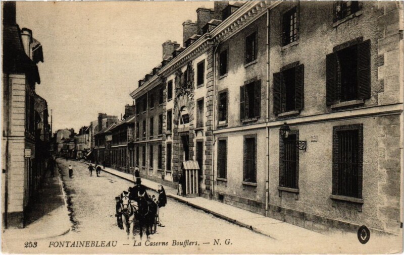 Carte postale ancienne Fontainebleau La Caserne Boufflers France à Fontainebleau