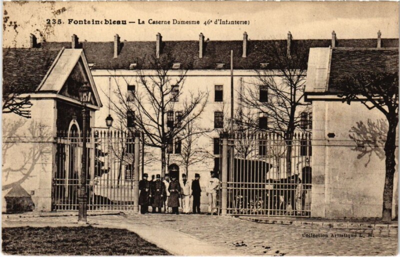 Carte postale ancienne Fontainebleau La Caserne Damesme France à Fontainebleau