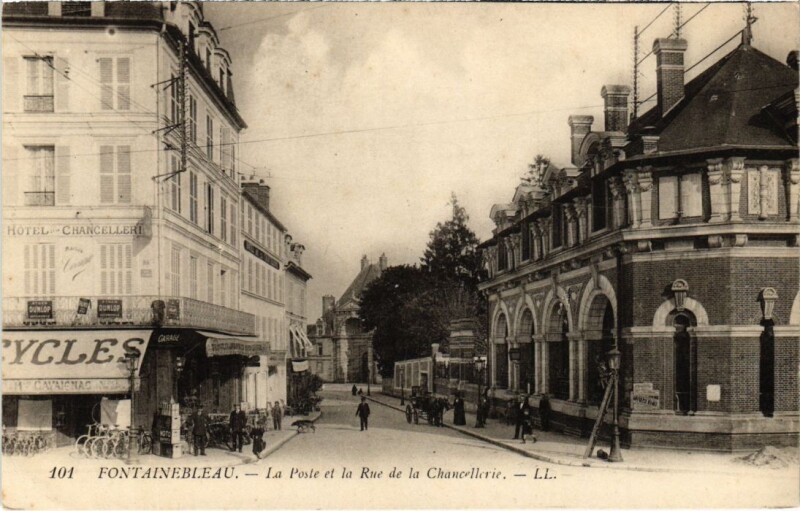 Carte postale ancienne Fontainebleau La Poste et la Rue de la Chancellerie France à Fontainebleau