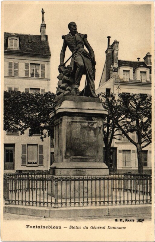Carte postale ancienne Fontainebleau Statue du General Damesme France à Fontainebleau
