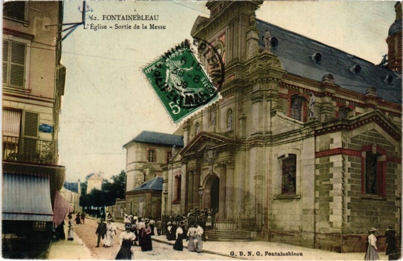Carte postale ancienne Fontainebleau L'Eglise-Sortie de la Messe France à Fontainebleau