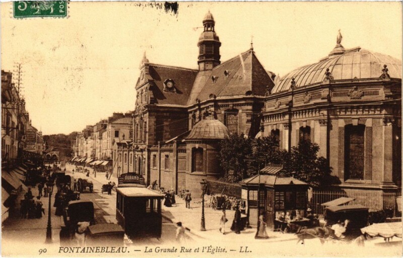 Carte postale ancienne Fontainebleau La Grande Rue et l'Eglise France à Fontainebleau