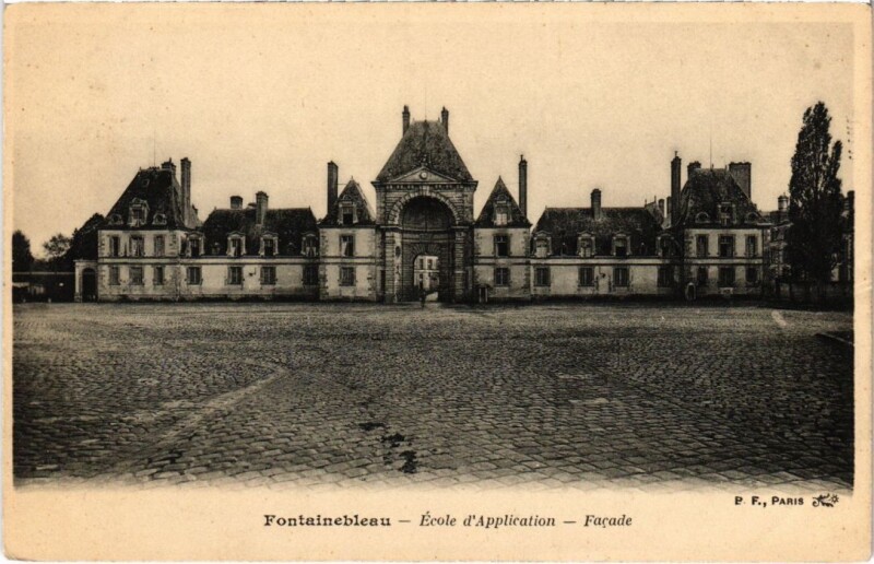 Carte postale ancienne Fontainebleau Ecole d'Application-Facade France à Fontainebleau