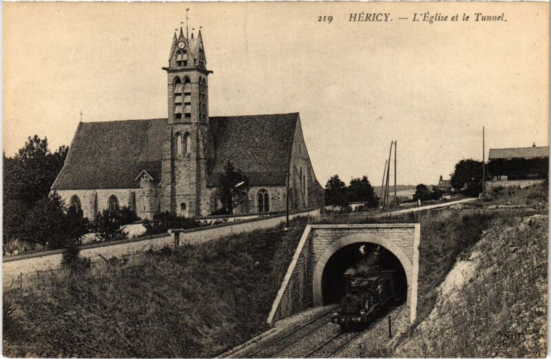 Carte postale ancienne Hericy L'Eglise et le Tunnel France